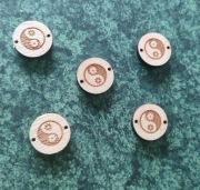 charms13 zawieszka drewno grawer koraliki 1,5 cm hand made