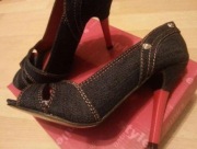 Buty dżinsowe czerwona podeszwa