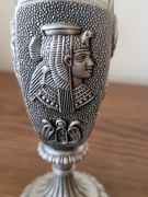 Piękny cynowy wazonik kolekcjonerski z motywami egipskimi.