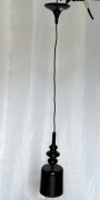 Czarna wisząca lampa metalowa