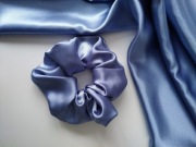Scrunchie satynowa w kolorze niebieskim 