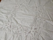 Ręcznie haftowany obrusik 80x78