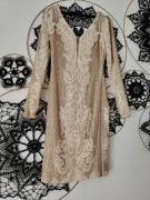 4. Cekinowa sukienka z długim rękawem 