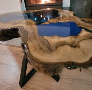 Stolik kawowy z plastra orzecha i żywicy 