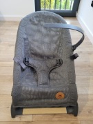 Lionelo June Air - leżaczek, bujaczek z zabawkami Grey Graphite