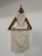 Makrama na drewnianym trójkącie