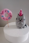 Figurka na tort Pusheen z donutem 