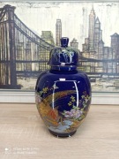 Porcelanowa amfora dekoracyjna z pokrywką – kobaltowa