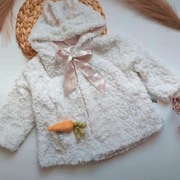 Płaszczyk futerko narzutka 74 80 białe miękkie przyjemne otulające marchewk