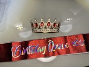 Korona tiara diadem królewska w kolorze złotym z czerwonymi kryształkami