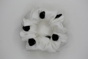 satynowa gumka do włosów scrunchie MIDI z różyczkami biała ecru frotka