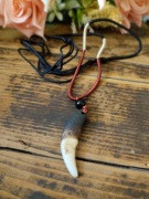 Wisiorek ząb kieł amulet wilka tybetański ecru