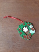 Świąteczna ozdobna zawieszka choinkowa - wieniec z bałwankiem