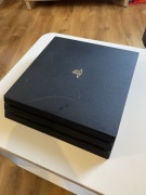 PS4 PRO 1TB + 1 pad