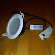 Lampa ledowa-wpuszczana w sufit podwieszany.