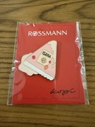 Rossmann przypinka pin Isana