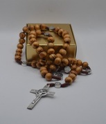 Różaniec św. Benedykta – drewniany, brązowy, w pudełku prezentowym