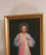 Obraz Jezus kopia na płótnie w złotych ramkach.