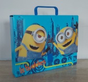 Teczka A4 Minionki kartonowa walizka z rączką Minionek Stuart Bob niebieska