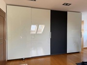 Duża szafa z przesuwnymi szklanymi drzwiami 404 x 244 cm