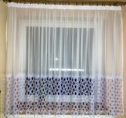 Firana z szerokim pasem koronki