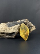 Wisiorek bursztynowy rzeźbiony – naturalny bursztyn, srebro