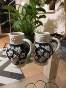 Ceramiczne tłoczone dzbanki do wina -Vintage. 2-sztuki.