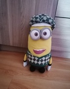 Minionek Kevin w stroju golfiarza 