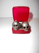 Dwa stare sygnety Memento Mori .