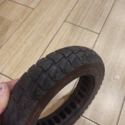 Opona bezdętkowa pełna hulajnoga 10/2