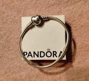 Bransoletka Pandora bangle z zapięciem w kształcie serca 