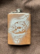 Piersiówka ze skórzanym oplotem Czaszka w pergaminie