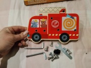 ZABAWKA MONTESSORI DREWNIANY WÓZ STRAŻACKI WKRĘCANIE ŚRUBY +NARZĘDZIA