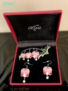 Biżuteria porcelanowa. Komplet Brosza kolczyki. "Franz Porcelain"