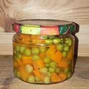 Marchewka z groszkiem, domowa, do obiadu. Warzywa z ogrodu.