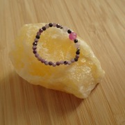 Pierścionek elastyczny Czaroit Turmalin różowy Kunzyt Rękodzieło