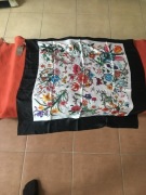 Gucci Chusta, piękna i delikatna. 100% Jedwab