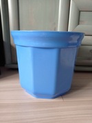 Niebieska duża donica plastikowa z podstawką 