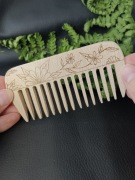 Ręcznie robiony grzebień z drewna