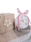 Personalizowana bombka z imieniem – drewniana gwiazdka z grawerem + pudełko