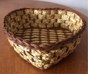 Piękny retro wiklinowy koszyk w kształcie serca