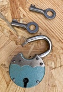 Kłódka PRL z 2 kluczami – metalowa, błękitno-zielona, retro