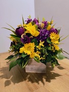 Stroik do domu lub na grób, kompozycja wiosenna , bratki, tulipany . ST57