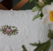 Poszewka - Francuska koronka czerwone piwonie 30 x 50