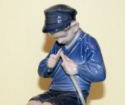 Porcelanowa figurka chłopca strugającego kijek Royal Copenhagen