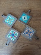 Piękny komplet drewnianych deseczek z kaflami ceramicznymi
