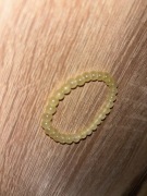 Delikatna bransoletka ze szklanych koralików