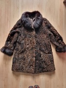 Futro z brązowych karakuł