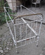 Stare, zabytkowe, metalowe łóżeczko dziecięce, antyk