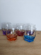 Literatki szklanki na napoje z kolorowym dnem zestaw 5szt